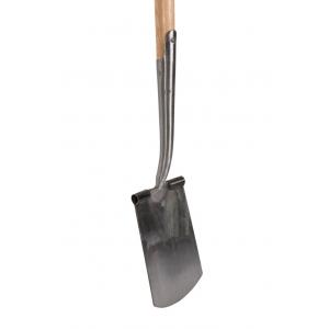 Spade 16 cm blank geslepen met opstap en houten steel 90 cm Spade 16 cm blank geslepen met opstap en houten steel 90 cm